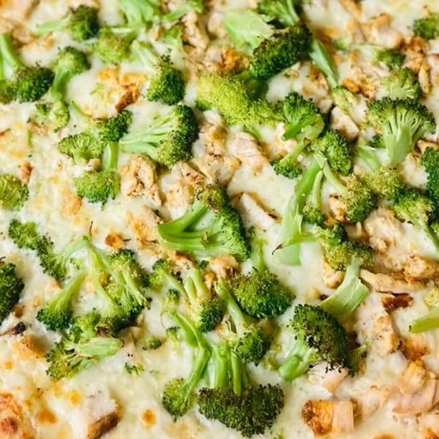 Broccoli Chicken Alfredo Pizza (Large).